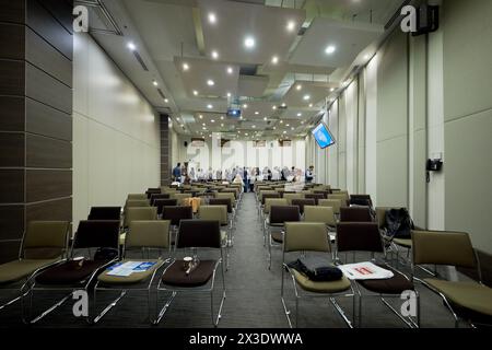 MOSKAU, RUSSLAND - 25. APR 2017: Teilnehmer erhalten einen Snack im hinteren Teil des Auditoriums im Novotel Moscow City Hotel während der AI-Konferenz zur Einführung Stockfoto