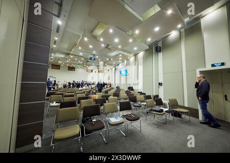 MOSKAU, RUSSLAND - 25. APR 2017: Die Teilnehmer erhalten einen Snack im hinteren Teil des Auditoriums im Novotel Moscow City Hotel während der Konferenz zur Einführung von Stockfoto