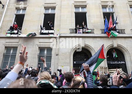 Paris, Frankreich. April 2024. © PHOTOPQR/LE PARISIEN/Fred Dugit ; Paris ; 26/04/2024 ; Notre Epoque Paris VIIe, le 26 avril 2024 Occupation de Sciences Po par des étudiants pro Palestine Photo LP/Fred Dugit Demonstration vor dem Institut für politische Studien als Studenten ein Gebäude mit einer Barriere belegen, die den Eingang zur Unterstützung der Palästinenser blockiert, am 26. April 2024 in Paris. *** Lokaler Titel *** Credit: MAXPPP/Alamy Live News Stockfoto