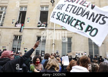 Paris, Frankreich. April 2024. © PHOTOPQR/LE PARISIEN/Fred Dugit ; Paris ; 26/04/2024 ; Notre Epoque Paris VIIe, le 26 avril 2024 Occupation de Sciences Po par des étudiants pro Palestine Photo LP/Fred Dugit Demonstration vor dem Institut für politische Studien als Studenten ein Gebäude mit einer Barriere belegen, die den Eingang zur Unterstützung der Palästinenser blockiert, am 26. April 2024 in Paris. *** Lokaler Titel *** Credit: MAXPPP/Alamy Live News Stockfoto