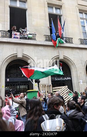 Paris, Frankreich. April 2024. © PHOTOPQR/LE PARISIEN/Fred Dugit ; Paris ; 26/04/2024 ; Notre Epoque Paris VIIe, le 26 avril 2024 Occupation de Sciences Po par des étudiants pro Palestine Photo LP/Fred Dugit Demonstration vor dem Institut für politische Studien als Studenten ein Gebäude mit einer Barriere belegen, die den Eingang zur Unterstützung der Palästinenser blockiert, am 26. April 2024 in Paris. *** Lokaler Titel *** Credit: MAXPPP/Alamy Live News Stockfoto