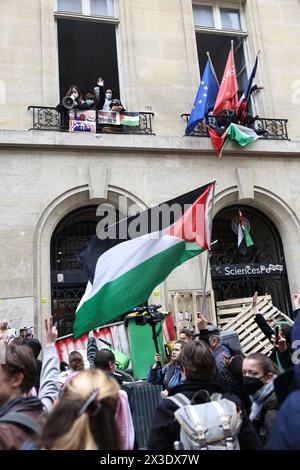 Paris, Frankreich. April 2024. © PHOTOPQR/LE PARISIEN/Fred Dugit ; Paris ; 26/04/2024 ; Notre Epoque Paris VIIe, le 26 avril 2024 Occupation de Sciences Po par des étudiants pro Palestine Photo LP/Fred Dugit Demonstration vor dem Institut für politische Studien als Studenten ein Gebäude mit einer Barriere belegen, die den Eingang zur Unterstützung der Palästinenser blockiert, am 26. April 2024 in Paris. *** Lokaler Titel *** Credit: MAXPPP/Alamy Live News Stockfoto