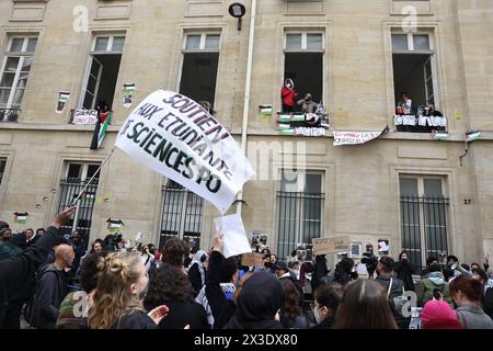 Paris, Frankreich. April 2024. © PHOTOPQR/LE PARISIEN/Fred Dugit ; Paris ; 26/04/2024 ; Notre Epoque Paris VIIe, le 26 avril 2024 Occupation de Sciences Po par des étudiants pro Palestine Photo LP/Fred Dugit Demonstration vor dem Institut für politische Studien als Studenten ein Gebäude mit einer Barriere belegen, die den Eingang zur Unterstützung der Palästinenser blockiert, am 26. April 2024 in Paris. *** Lokaler Titel *** Credit: MAXPPP/Alamy Live News Stockfoto