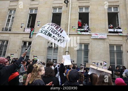 Paris, Frankreich. April 2024. © PHOTOPQR/LE PARISIEN/Fred Dugit ; Paris ; 26/04/2024 ; Notre Epoque Paris VIIe, le 26 avril 2024 Occupation de Sciences Po par des étudiants pro Palestine Photo LP/Fred Dugit Demonstration vor dem Institut für politische Studien als Studenten ein Gebäude mit einer Barriere belegen, die den Eingang zur Unterstützung der Palästinenser blockiert, am 26. April 2024 in Paris. *** Lokaler Titel *** Credit: MAXPPP/Alamy Live News Stockfoto