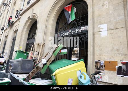 Paris, Frankreich. April 2024. © PHOTOPQR/LE PARISIEN/Fred Dugit ; Paris ; 26/04/2024 ; Notre Epoque Paris VIIe, le 26 avril 2024 Occupation de Sciences Po par des étudiants pro Palestine Photo LP/Fred Dugit Demonstration vor dem Institut für politische Studien als Studenten ein Gebäude mit einer Barriere belegen, die den Eingang zur Unterstützung der Palästinenser blockiert, am 26. April 2024 in Paris. *** Lokaler Titel *** Credit: MAXPPP/Alamy Live News Stockfoto