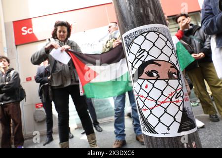 Paris, Frankreich. April 2024. © PHOTOPQR/LE PARISIEN/Fred Dugit ; Paris ; 26/04/2024 ; Notre Epoque Paris VIIe, le 26 avril 2024 Occupation de Sciences Po par des étudiants pro Palestine Photo LP/Fred Dugit Demonstration vor dem Institut für politische Studien als Studenten ein Gebäude mit einer Barriere belegen, die den Eingang zur Unterstützung der Palästinenser blockiert, am 26. April 2024 in Paris. *** Lokaler Titel *** Credit: MAXPPP/Alamy Live News Stockfoto