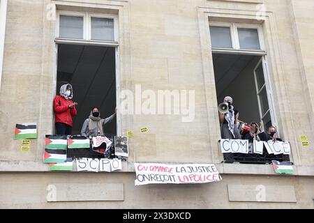 Paris, Frankreich. April 2024. © PHOTOPQR/LE PARISIEN/Fred Dugit ; Paris ; 26/04/2024 ; Notre Epoque Paris VIIe, le 26 avril 2024 Occupation de Sciences Po par des étudiants pro Palestine Photo LP/Fred Dugit Demonstration vor dem Institut für politische Studien als Studenten ein Gebäude mit einer Barriere belegen, die den Eingang zur Unterstützung der Palästinenser blockiert, am 26. April 2024 in Paris. *** Lokaler Titel *** Credit: MAXPPP/Alamy Live News Stockfoto