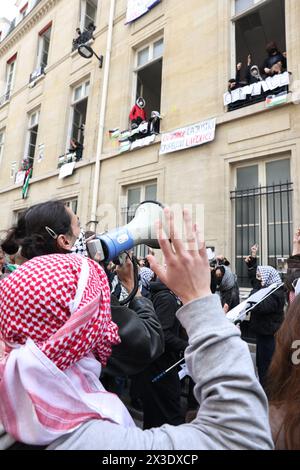 Paris, Frankreich. April 2024. © PHOTOPQR/LE PARISIEN/Fred Dugit ; Paris ; 26/04/2024 ; Notre Epoque Paris VIIe, le 26 avril 2024 Occupation de Sciences Po par des étudiants pro Palestine Photo LP/Fred Dugit Demonstration vor dem Institut für politische Studien als Studenten ein Gebäude mit einer Barriere belegen, die den Eingang zur Unterstützung der Palästinenser blockiert, am 26. April 2024 in Paris. *** Lokaler Titel *** Credit: MAXPPP/Alamy Live News Stockfoto