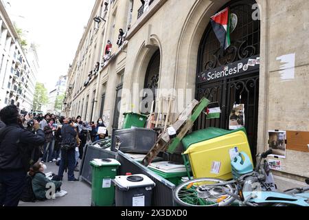 Paris, Frankreich. April 2024. © PHOTOPQR/LE PARISIEN/Fred Dugit ; Paris ; 26/04/2024 ; Notre Epoque Paris VIIe, le 26 avril 2024 Occupation de Sciences Po par des étudiants pro Palestine Photo LP/Fred Dugit Demonstration vor dem Institut für politische Studien als Studenten ein Gebäude mit einer Barriere belegen, die den Eingang zur Unterstützung der Palästinenser blockiert, am 26. April 2024 in Paris. *** Lokaler Titel *** Credit: MAXPPP/Alamy Live News Stockfoto