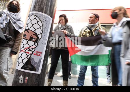 Paris, Frankreich. April 2024. © PHOTOPQR/LE PARISIEN/Fred Dugit ; Paris ; 26/04/2024 ; Notre Epoque Paris VIIe, le 26 avril 2024 Occupation de Sciences Po par des étudiants pro Palestine Photo LP/Fred Dugit Demonstration vor dem Institut für politische Studien als Studenten ein Gebäude mit einer Barriere belegen, die den Eingang zur Unterstützung der Palästinenser blockiert, am 26. April 2024 in Paris. *** Lokaler Titel *** Credit: MAXPPP/Alamy Live News Stockfoto