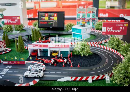 MOSKAU, RUSSLAND - 18. Juni 2017: Layout der Rennstrecke mit Autos bei VDNKH während des Sommerfestes zum 125. Jahrestag von Shell in Russland. Stockfoto