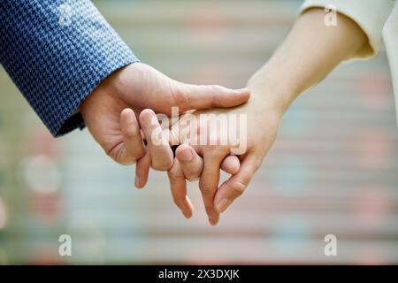 Ein paar Hände zusammengehalten, Nahaufnahme. Stockfoto