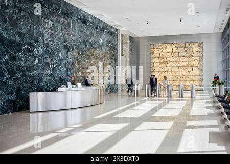 MOSKAU, RUSSLAND - 20. September 2017: Menschen in der Empfangshalle des Ducat Place III - eines der berühmtesten und hochwertigsten Bürozentren in Moskau. Stockfoto