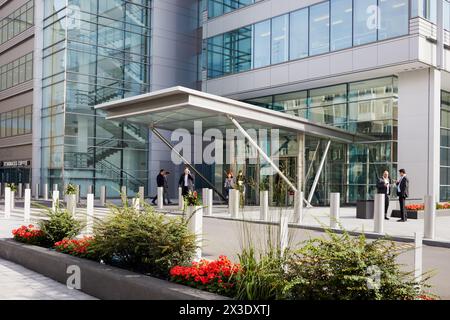 MOSKAU, RUSSLAND - 20. September 2017: Menschen im Freien am Eingang des Ducat Place III - eines der berühmtesten und hochwertigsten Bürozentren in Moskau. Stockfoto