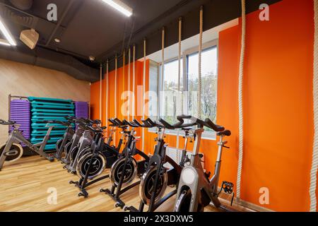 Fahrradgeräte im Fitnessraum. Stockfoto