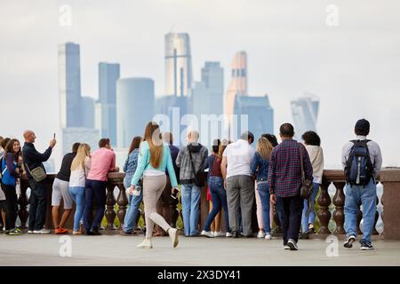 MOSKAU, RUSSLAND - 9. September 2017: Eine Gruppe von Touristen sieht und fotografiert den Geschäftskomplex der Stadt Moskau vom Moskauer Flussdamm aus. Stockfoto