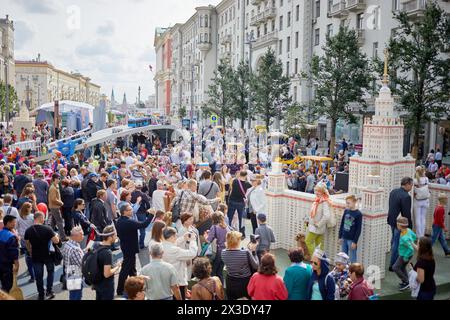 MOSKAU, RUSSLAND - 10. September 2017: Menschen gehen während des Stadttages auf der Twerskaja-Straße. Die Tverskaya Straße wird zur Fußgängerzone für die Feier der CIT Stockfoto