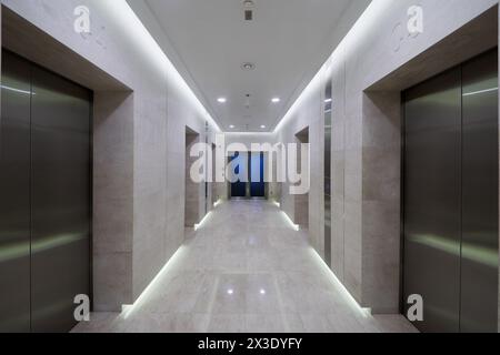 MOSKAU, RUSSLAND - 31. Oktober 2017: Korridor mit Aufzugstüren im Mercury City Tower des internationalen Geschäftskomplexes Moskau-City. Stockfoto