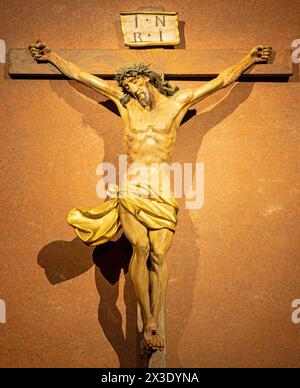MAILAND, ITALIEN - 6. MÄRZ 2024: Die geschnitzte polychrome Kreuzigung in der Kirche Basilica di San Babila von unbekanntem Künstler. Stockfoto