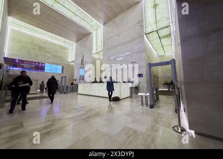 MOSKAU, RUSSLAND - 31. Oktober 2017: Empfangshalle des Mercury City Tower des internationalen Geschäftskomplexes Moskau-City. Stockfoto