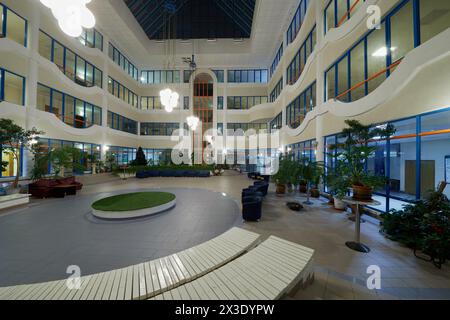 MOSKAU, RUSSLAND - 31. Oktober 2017: Innerer Schulhof der Staatlichen Haushaltsbildungsanstalt der Moskauer Schule 2107. Stockfoto