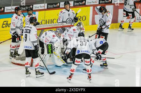 Die Spieler des HC Lugano bei ihrem Ritual vor dem eigenen Tor unmittelbar vor dem Spiel gegen den EHC Kloten in der Stimo Arena. (Kloten, Schweiz, 30 Stockfoto