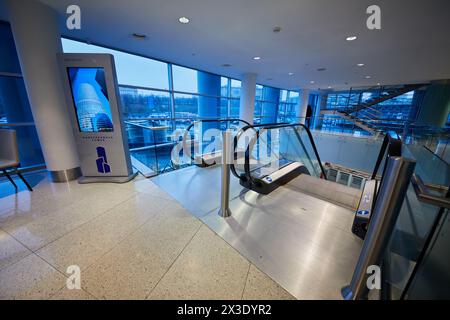 MOSKAU, RUSSLAND - 31. Oktober 2017: Plattform mit Rolltreppen im Naberezhnaja-Turm des internationalen Geschäftszentrums Moskau-Stadt. Es ist ein Bürokomplex mit Stockfoto