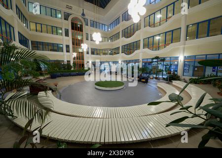 MOSKAU, RUSSLAND - OKT 31, 2017: Innerer Schulhof der Staatlichen Haushaltsbildungsanstalt der Moskauer Schule 2107. Die Schule befindet sich in St. Schtschepkina, Stockfoto