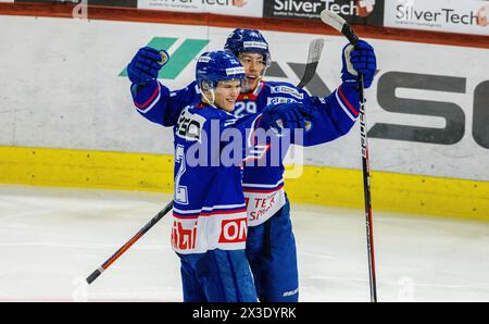 Die beiden U20-Elit Spieler des EHC Kloten #2 Fabio Bai und #29 Liam Sopa jubeln nach einem Torerfolg gegen den HC Lugano. (Kloten, Schweiz, 30.09.202 Stockfoto