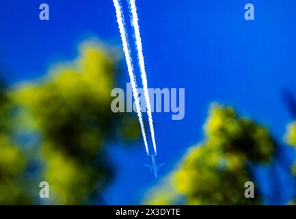 Dampfspuren von einem Jet-Liner, der über Ihnen vorbeifährt Stockfoto