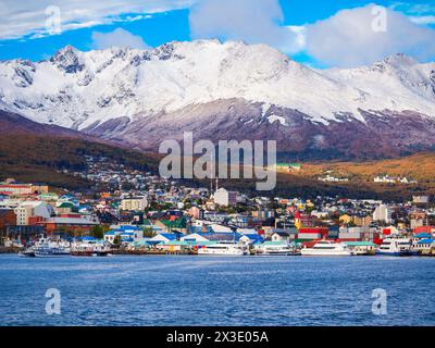 Panoramablick auf Ushuaia aus der Vogelperspektive. Ushuaia ist die Hauptstadt der Provinz Feuerland in Argentinien. Stockfoto