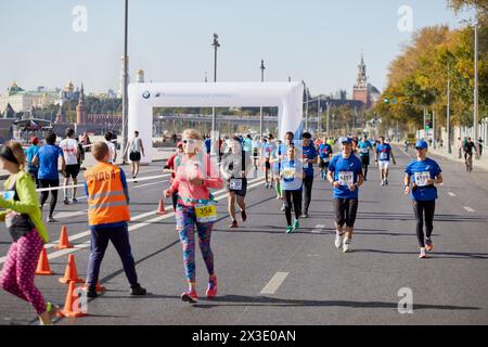 MOSKAU, RUSSLAND - 24. September 2017: Läufer des Promsvyazbank Moskau-Marathons am Moskwa-Ufer. Stockfoto