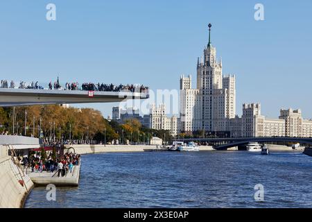 MOSKAU, RUSSLAND - 24. September 2017: Moskworetskaya-Damm, schwimmende Brücke über dem Fluss Moskva, Kotelnicheskaya-Turm, Boote auf dem Fluss Moskva. Kotelniche Stockfoto