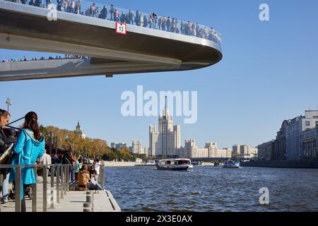 MOSKAU, RUSSLAND - 24. SEP 2017: Menschen am Moskworetskaya-Damm, schwimmende Brücke über dem Moskwa-Fluss, Kotelnicheskaya-Turm. Die Brücke ist 70 Meter nach außen Stockfoto