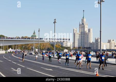 MOSKAU, RUSSLAND - 24. SEP 2017: Läufer Teilnehmer des Promsvyazbank Moskau-Marathons am Moskwa-Ufer und Zuschauer auf FL Stockfoto