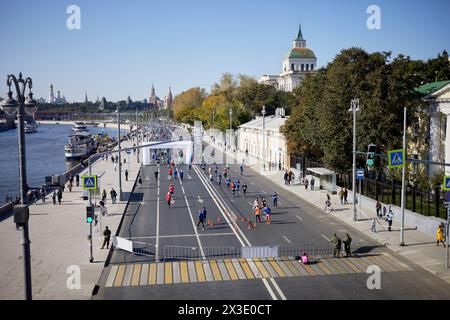 MOSKAU, RUSSLAND - 24. September 2017: Teilnehmer des Promsvyazbank Moskau-Marathons am Moskwa-Ufer. Stockfoto