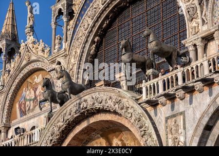 Vier vergoldete Bronzepferde von St. Markusdom (Basilika di San Marco) in Venedig, Italien. Auf dem Balkon über dem zentralen Portal des westlichen fac gelegen Stockfoto