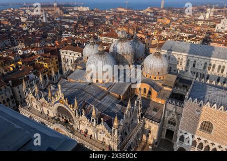 Stadt Venedig bei Sonnenuntergang in Italien. Blick über St.. Markieren Sie die Basilika vom Glockenturm Campanile di San Marco aus gesehen. Stockfoto