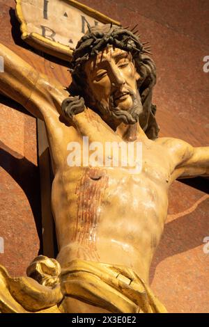 MAILAND, ITALIEN - 6. MÄRZ 2024: Die geschnitzte polychrome Kreuzigung in der Kirche Basilica di San Babila von unbekanntem Künstler. Stockfoto