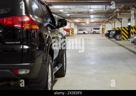 MOSKAU, RUSSLAND - 12. November 2017: Schwarzer Mitsubishi Pajero Sportwagen in Tiefgarage, Ansicht von hinten rechts. Stockfoto