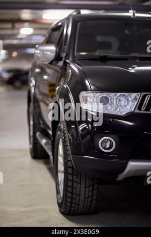 MOSKAU, RUSSLAND - 12. November 2017: Schwarzer Mitsubishi Pajero Sportwagen in der Tiefgarage. Stockfoto