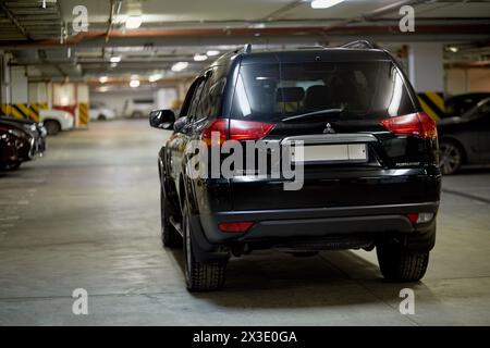 MOSKAU, RUSSLAND - 12. November 2017: Neuer schwarzer Mitsubishi Pajero Sportwagen in Tiefgarage, Rückansicht. Stockfoto