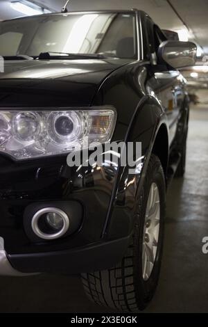 MOSKAU, RUSSLAND - 12. November 2017: Schwarzer Mitsubishi Pajero Sportwagen des japanischen Herstellers Mitsubishi Motors in Tiefgarage. Stockfoto