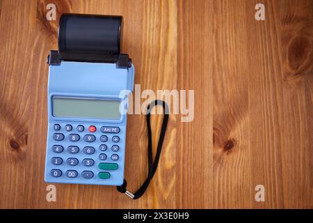 Mobiles Verkaufsregister auf Holzschreibtisch. Stockfoto