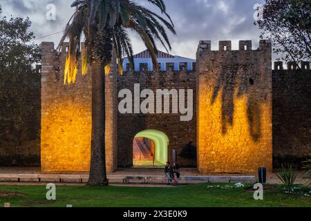 Porta de Sao Goncalo befestigtes Tor in der Abenddämmerung in Lagos, Algarve, Portugal. Stockfoto