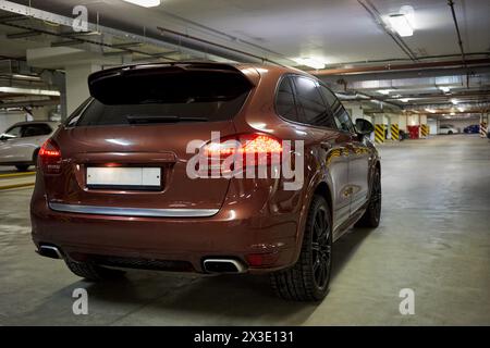 Neues, modernes Auto in der Tiefgarage, Blick von der rechten Seite. Stockfoto