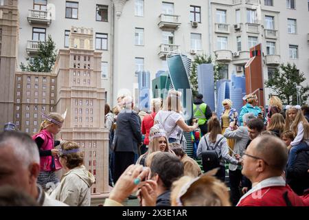 MOSKAU, RUSSLAND - 10. September 2017: Menschen gehen während des Stadttages auf der Twerskaja-Straße. Die Tverskaya Straße wird zur Fußgängerzone für die Feier der CIT Stockfoto