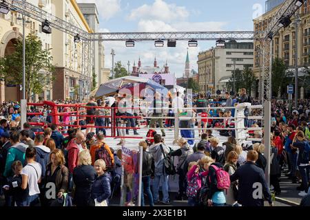 MOSKAU, RUSSLAND - 10. September 2017: Menschen laufen auf der Twerskaja Straße um den Sportring für muay thai während des City Day. Die Tverskaya-Straße wird zu Stockfoto