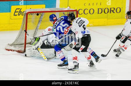 INM der 52. Spielminute trifft der Klotener #25 Harrison Luc Schreiber zum 3:2. (Kloten, Schweiz, 30.09.2022) Stockfoto