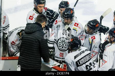 HC Lugano Trainer Luca Gianinazzi erklärt seinen Spieler während des Time-Out die Taktik. (Kloten, Schweiz, 30.09.2022) Stockfoto